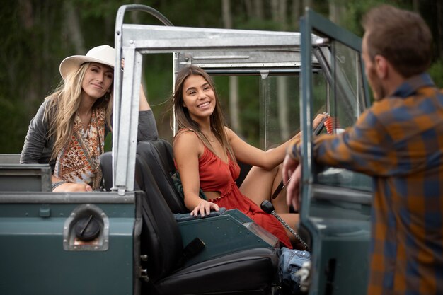 Jeunes voyageurs ruraux traversant la campagne