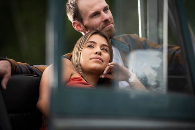 Jeunes voyageurs ruraux traversant la campagne