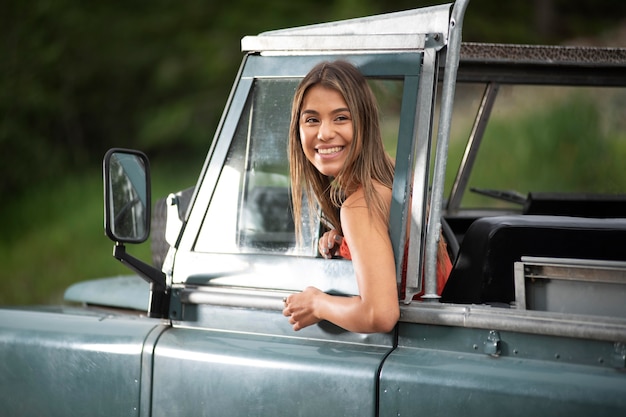 Jeunes voyageurs ruraux traversant la campagne