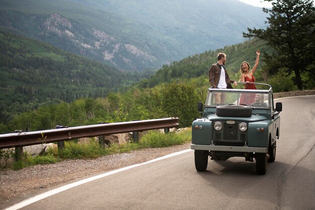 Jeunes voyageurs ruraux traversant la campagne