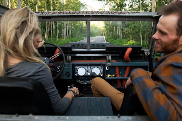 Jeunes voyageurs ruraux traversant la campagne