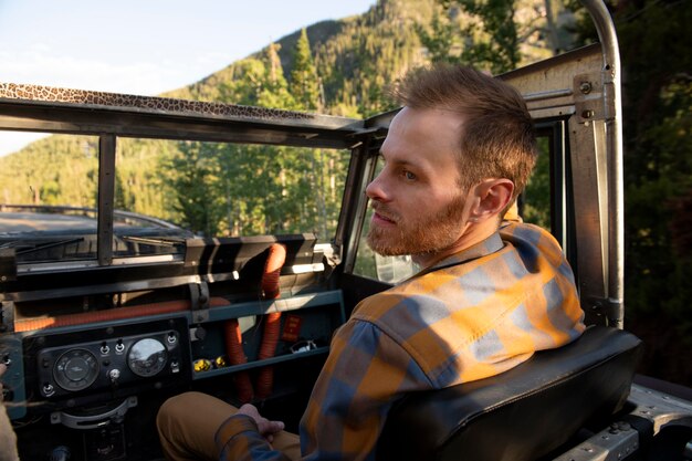 Jeunes voyageurs ruraux traversant la campagne