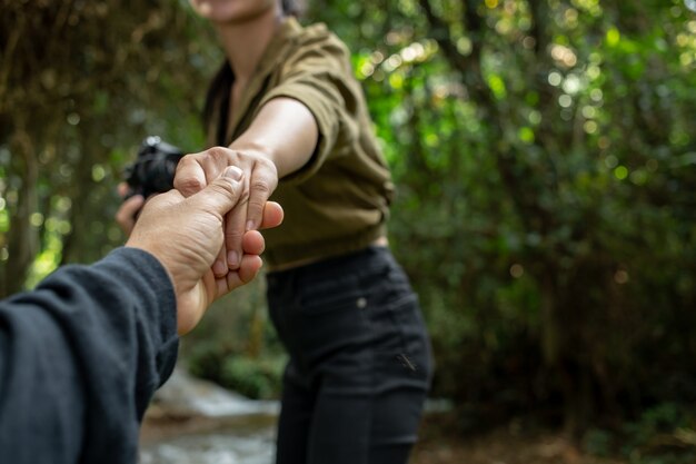 Les jeunes voyageurs se tiennent la main