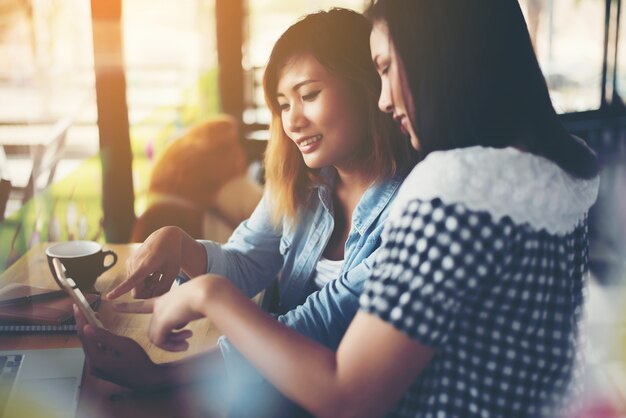 Les jeunes womans regardant son téléphone