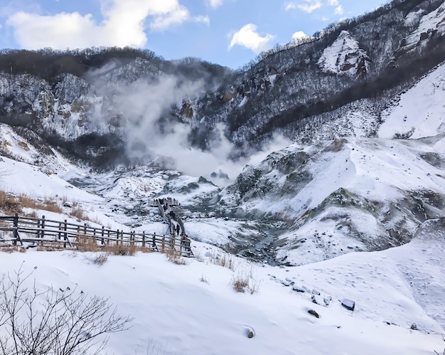 Jigokudani, connu en anglais comme «Hell Valley» est la source de sources thermales pour de nombreux Spas Onsen locaux à Noboribetsu, Hokkaido.