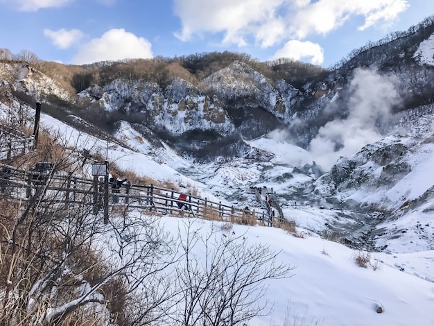 Jigokudani, connu en anglais comme «Hell Valley» est la source de sources thermales pour de nombreux Spas Onsen locaux à Noboribetsu, Hokkaido.