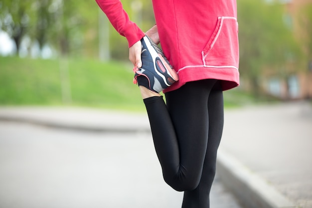 Jogger fait des étirements avant d&#39;exécuter la pratique. Fermer