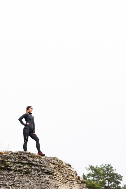 Jogger femme sportive basse vue à la lumière du jour