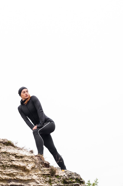 Jogger femme sportive basse vue à la lumière du jour