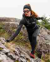 Photo gratuite jogger sportif féminin escalade pierres