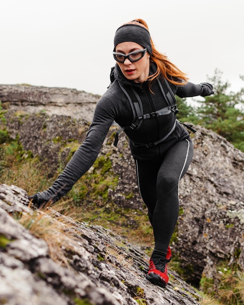 Jogger sportif féminin escalade pierres