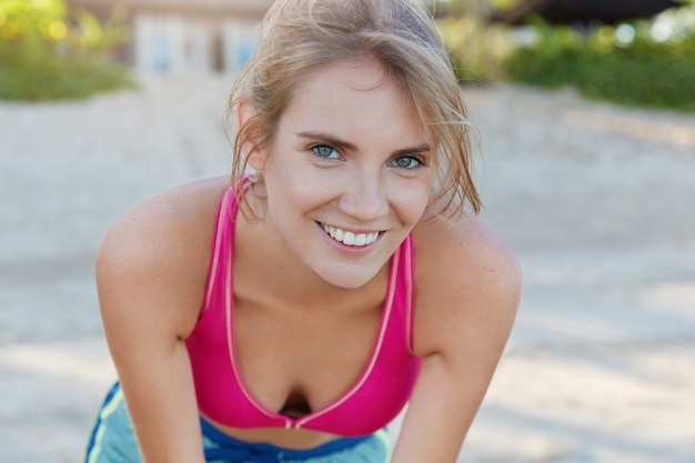 Les joggeuses satisfaites respirent après la course matinale active, heureuses d'avoir une motivation sportive, passent du temps libre à l'air frais vêtues d'un soutien-gorge de sport. Entraînement à l'extérieur. Concept de personnes et de style de vie