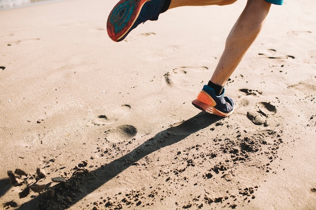 Photo gratuite jogging sur le sable