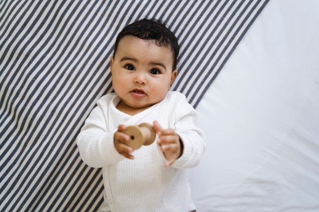 Joli bébé allongé sur le lit