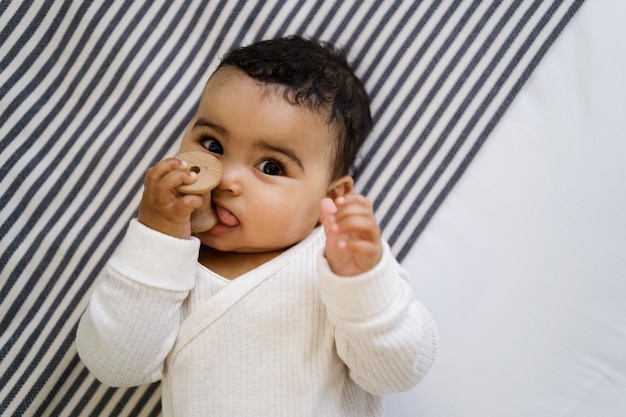 Joli bébé allongé sur le lit