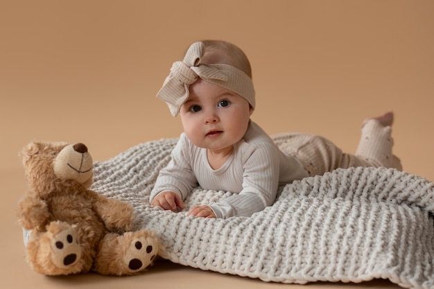 Joli bébé avec un animal en peluche