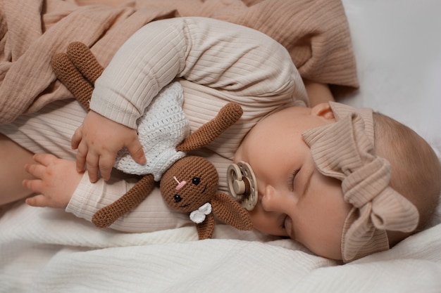 Photo gratuite joli bébé avec un animal en peluche