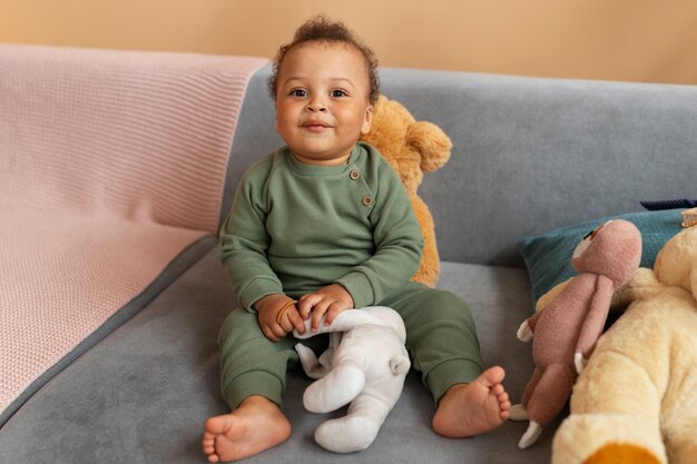 Joli bébé avec un animal en peluche