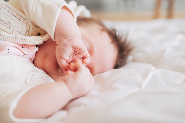 Joli bébé dort sur une couverture