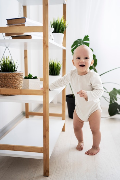 Joli bébé fait ses premiers pas