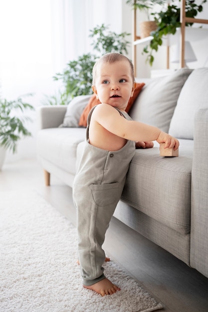 Joli bébé fait ses premiers pas