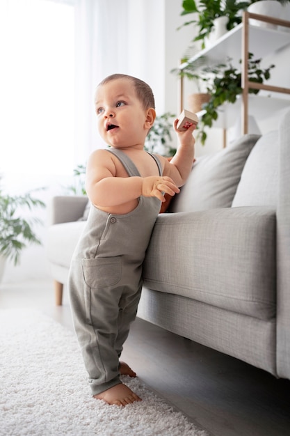 Joli bébé fait ses premiers pas