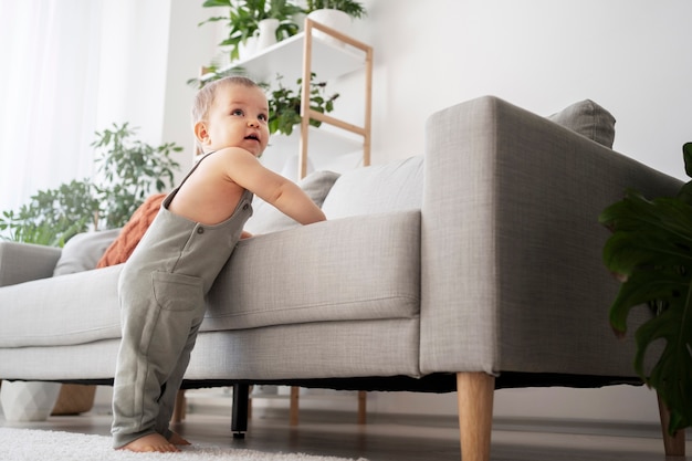 Joli bébé fait ses premiers pas