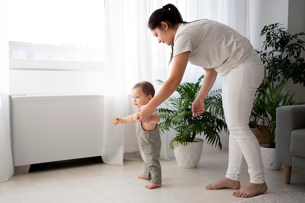 Joli bébé fait ses premiers pas