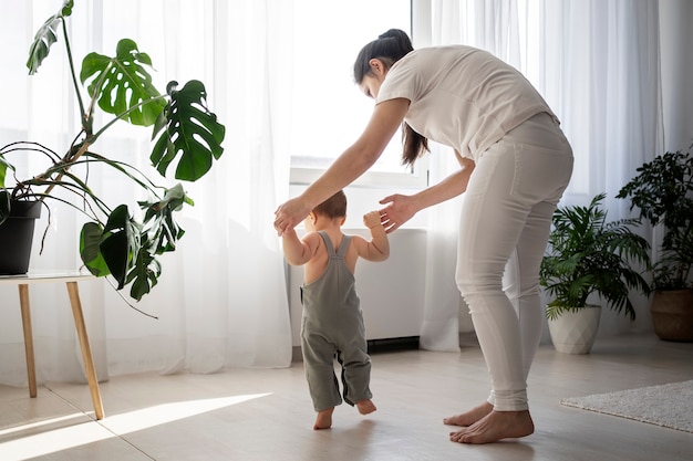 Photo gratuite joli bébé fait ses premiers pas