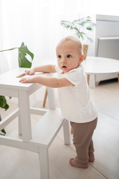 Joli bébé fait ses premiers pas