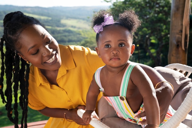 Photo gratuite joli bébé noir à la maison avec ses parents