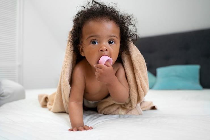 Photo gratuit joli bébé noir à la maison