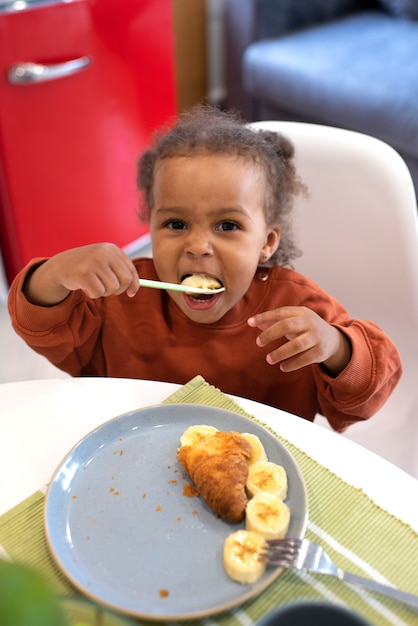 Photo gratuite joli bébé noir s'amusant à la maison