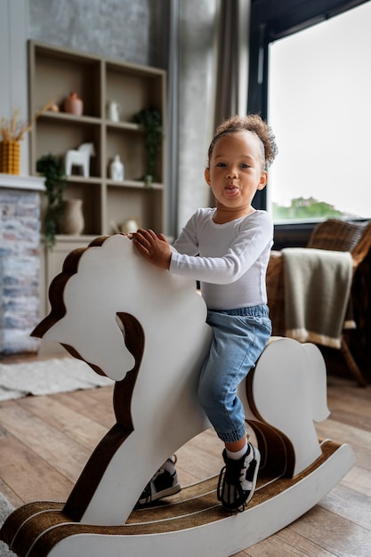 Joli bébé noir s'amusant à la maison