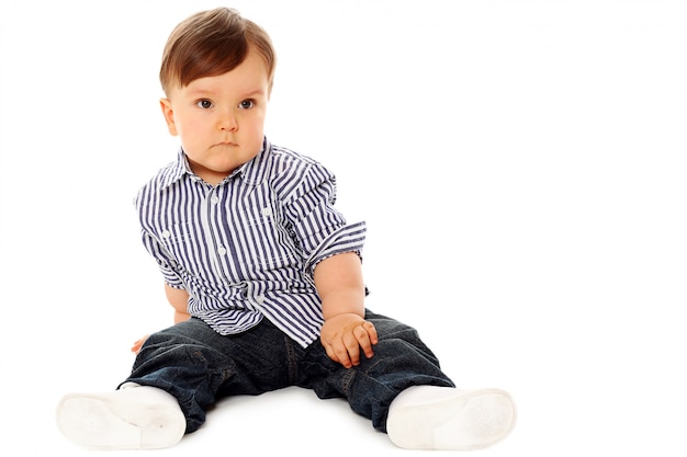 Photo gratuite joli bébé avec des vêtements décontractés sur blanc