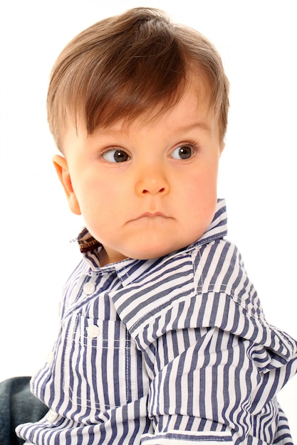 Photo gratuite joli bébé avec des vêtements décontractés sur blanc