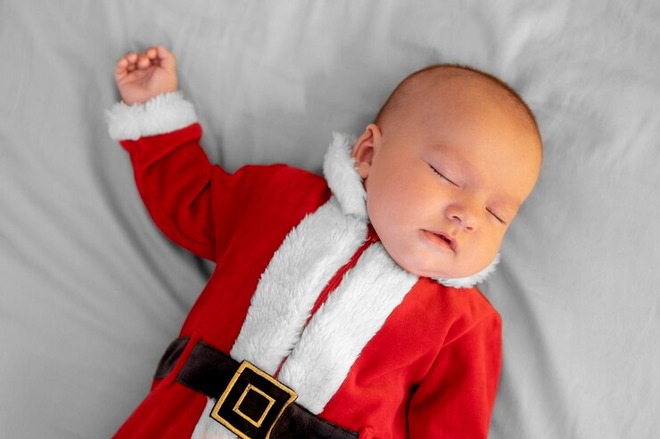 Photo gratuit joli bébé vêtu de vêtements de père noël