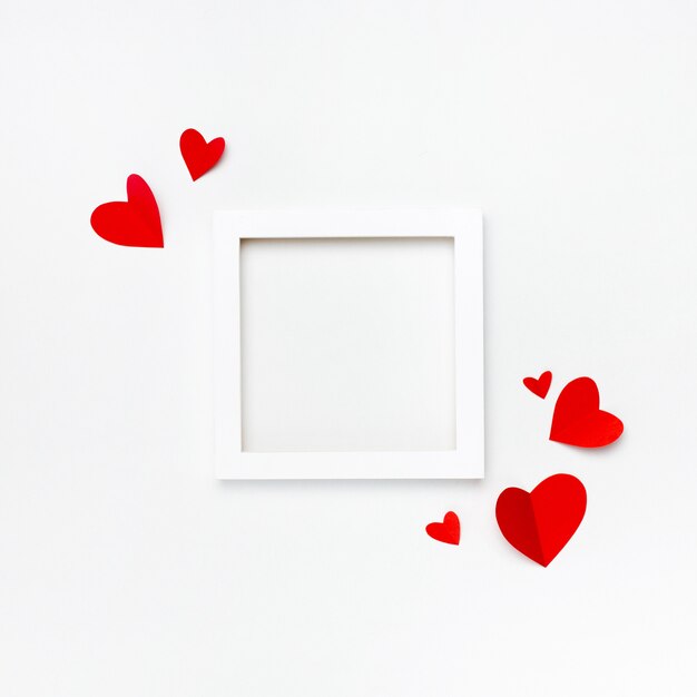 Joli cadre carré blanc avec fond pour texte sur fond blanc décoré de coeurs en papier fait main