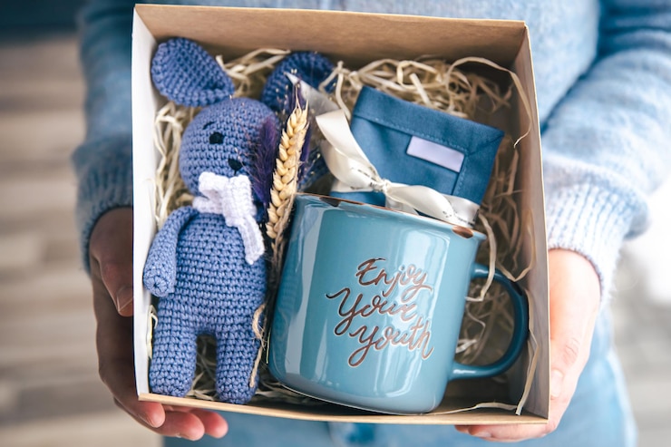 Photo gratuit joli coffret cadeau pour les vacances une tasse et un jouet aux couleurs bleues