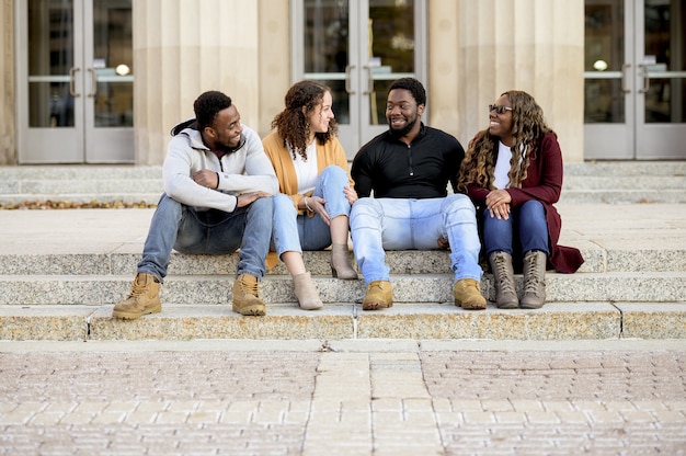 Photo gratuite joli coup d'amis plaisantant et riant ensemble répandant la positivité autour