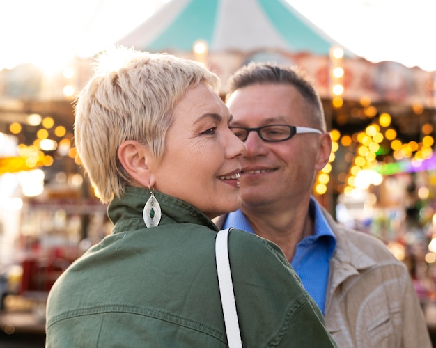 Joli couple d'âge moyen ayant un rendez-vous