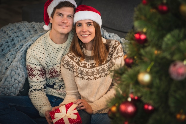 Joli couple avec cadeau de noël