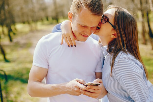 joli couple dans une forêt