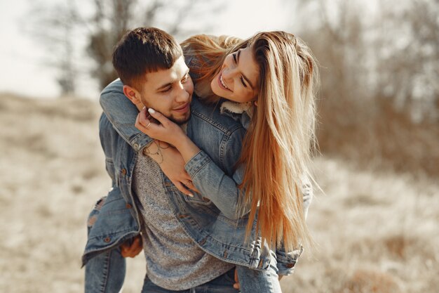 Joli couple dans un jean vêtements dans un champ de printemps