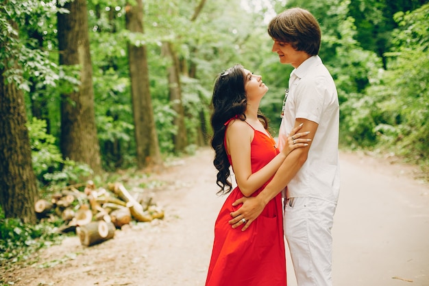 Photo gratuite joli couple dans un parc d'été