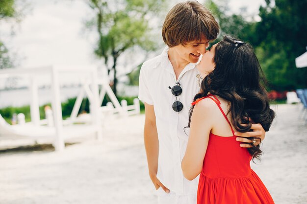 Joli couple dans un parc d&#39;été