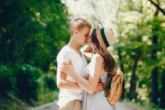 joli couple dans un parc