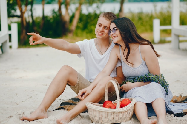 joli couple dans un parc