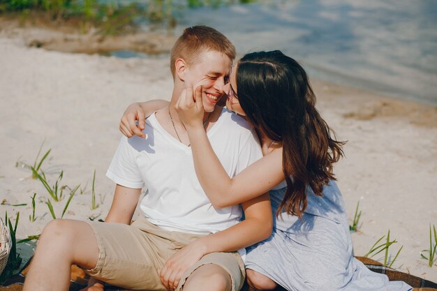 Photo gratuite joli couple dans un parc