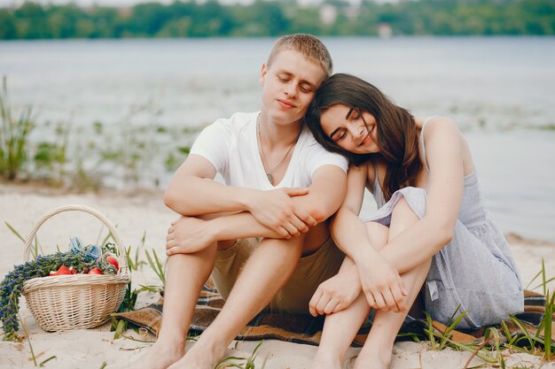 joli couple dans un parc